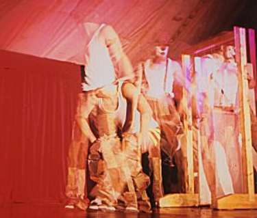 mehrfach belichteter Clown beim Durchschreiten einer Tuer