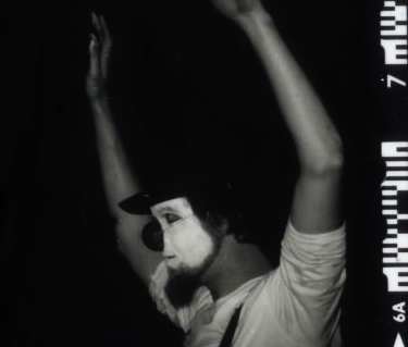 Clown in sich ergebender Pose