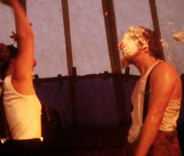 Clown bekommt eine Torte ins Gesicht geworfen