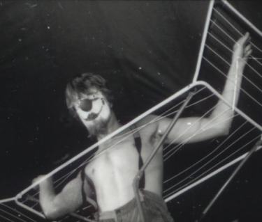 Clown im W&auml;schest&auml;nder verhakt